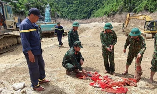 Nhói lòng khi tìm thấy tấm chăn đắp nghi của nạn nhân Rào Trăng 3 trôi từ hiện trường sạt lở cách điểm tìm kiếm 3,5km