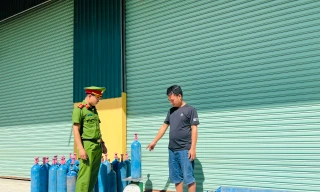 Phát hiện xe tải chở gần 2 tạ khí cười lưu thông trên Quốc lộ 1