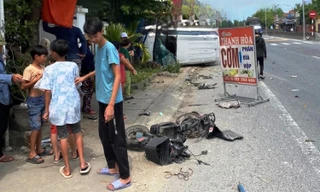 Ô tô 7 chỗ va chạm xe đạp điện rồi lật nhào, 2 học sinh bị thương