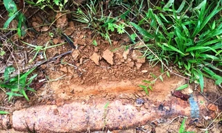 Phát hiện bom nghi chưa nổ nằm trong vườn nhà dân