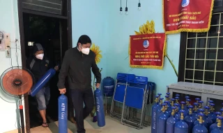 Tập kết bình oxy về Huế hỗ trợ bệnh nhân mắc COVID-19 điều trị tại nhà