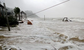 Nước biển dâng cao, triều cường bất thường phá nát nhiều hàng quán, công trình ven biển TT-Huế