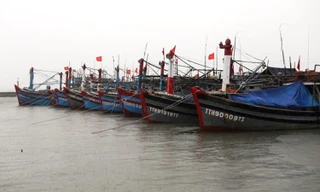 TT-Huế bắn pháo hiệu kêu gọi tàu thuyền về nơi an toàn tránh bão Noru