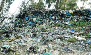 Rùng mình bãi chôn lấp rác thải cũ bỗng lộ thiên ‘treo’ lơ lửng bên bờ biển