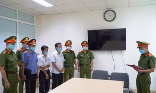 Đọc lệnh khởi tố các cựu cán bộ, nhân viên Ban Quản lý Dự án Đầu tư Xây dựng và Trung tâm Phát triển Quỹ đất TP Huế
