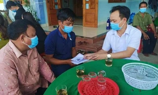 Ông Nguyễn Mạnh Hùng, Chủ tịch UBND huyện A Lưới (bìa phải, áo trắng), động viên gia đình có con em tử vong do ong vò vẽ tấn công