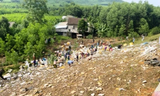 Lật xe tải trên cao tốc La Sơn - Túy Loan