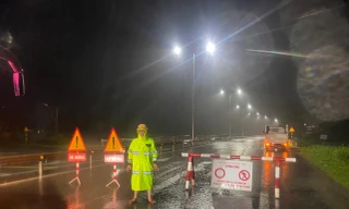 Quốc lộ 1 qua TT-Huế ngập sâu, phải dừng lưu thông 3 đoạn