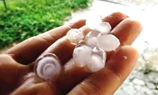 Mưa đá kích thước lớn hiếm thấy liên tiếp dội xuống vùng núi TT-Huế