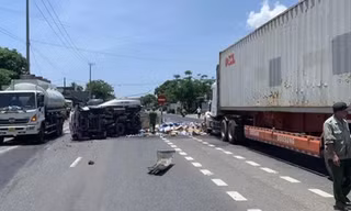 Tai nạn ô tô liên hoàn ở tuyến đường huyết mạch qua Huế, xế hộp lơ lửng trên vựa đồng nát