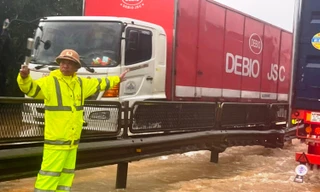 Mưa rất lớn, tuyến Quốc lộ 1 qua TT-Huế ngập nặng