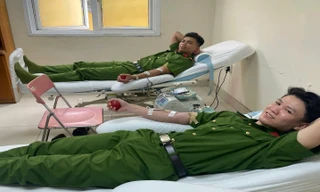 Nghĩa cử đẹp của 3 chiến sĩ trẻ Công an TP Huế