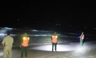 Một công nhân bị sóng cuốn tử vong khi tắm biển