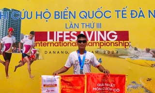 Nhân viên ngân hàng bất chấp nguy hiểm cứu người nhảy cầu tự tử