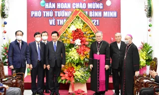 Phó Thủ tướng Thường trực Chính phủ Phạm Bình Minh tặng hoa chúc mừng giáng sinh và năm mới 2022