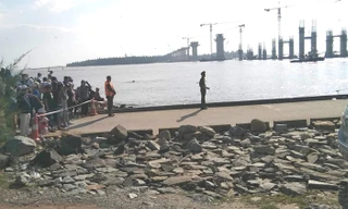 Xe máy chở 3 học sinh lao xuống biển, 2 người chết