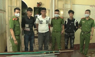 Công an bắt giữ Trần Quang Hùng (áo trắng) và những đồng phạm.