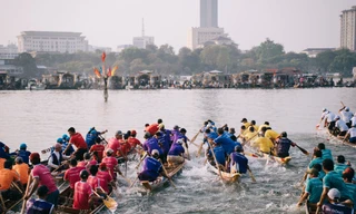 Hào hứng xem 400 tay chèo tranh tài trên sông Hương