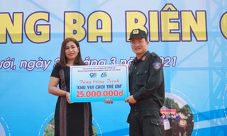 Trao biển tượng trưng tặng công trình khu vui chơi trẻ em tại xã Trung Sơn, huyện biên giới A Lưới, TT-Huế.