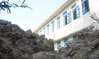 Đổ vật chất nạo vét lẫn đầy bùn thối, rác thải vào trường học, khu dân cư