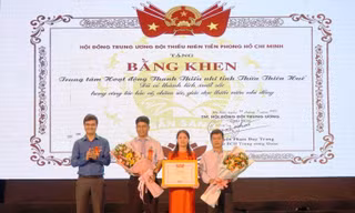 Trung tâm Hoạt động Thanh thiếu nhi TT-Huế nhận bằng khen của Hội đồng Đội T.Ư