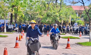 Thanh niên Huế hưởng ứng ngày hội văn hóa giao thông 