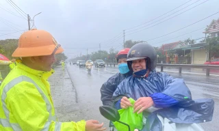 Cảnh sát giao thông tặng nước, đồ ăn cho người dân chạy xe máy