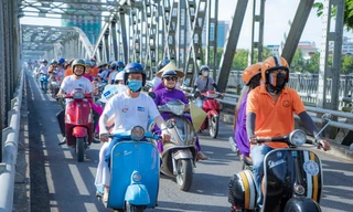 Theo đoàn xe máy cổ khám phá vẻ đẹp Cố đô Huế