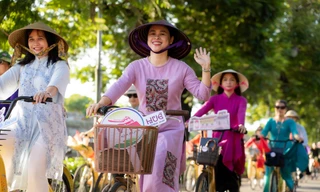 Hơn 200 phụ nữ, đàn ông ở Huế mặc áo dài xuống phố