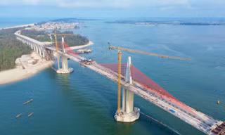 Hợp long cầu vượt cửa biển dài nhất miền Trung