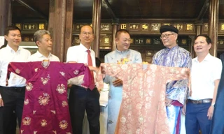 Tiếp nhận hai chiếc áo dài quý của thân mẫu vua Bảo Đại