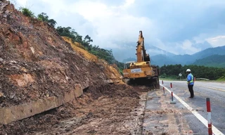 Mưa lớn gây sạt lở tuyến cao tốc La Sơn - Túy Loan
