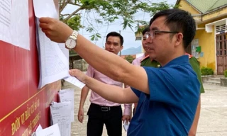 Niêm yết danh sách cử tri chuẩn bị cho bầu cử tại huyện miền núi A Lưới, tỉnh Thừa Thiên-Huế.