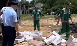 Huế: Tiêu hủy 1 tấn chân gà đông lạnh gắn nhãn nước ngoài, mua trôi nổi trên mạng