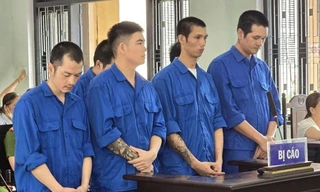 Dùng súng quân dụng, hung khí giải quyết nợ nần gây náo loạn 