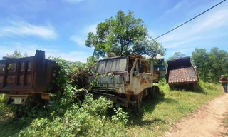 Hàng loạt phương tiện cơ giới, máy móc bị bỏ quên mục nát giữa rừng