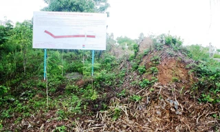 Khu vực khoanh vùng bảo vệ di tích tòa thành cổ. Ảnh: Điền Quang