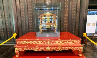 Huế đưa 3 ngai vua triều Nguyễn vào tủ kính