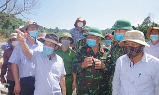 Ông Nguyễn Văn Phương, Phó Chủ tịch UBND tỉnh TT-Huế (hàng đầu bên trái) chỉ đạo khảo sát hiện trường tìm kiếm nạn nhân thủy điện Rào Trăng 3 còn mất tích