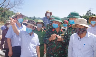 Ông Nguyễn Văn Phương, Phó Chủ tịch UBND tỉnh TT-Huế (hàng đầu bên trái) chỉ đạo khảo sát hiện trường tìm kiếm nạn nhân thủy điện Rào Trăng 3 còn mất tích