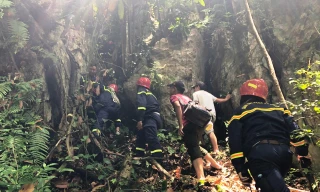 Gay cấn nhiều giờ đưa nạn nhân tử vong kẹt trên vách núi cao hiểm trở xuống đất