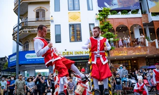 Phấn khích với nghệ thuật cà kheo dân gian Bỉ trên đường phố Huế