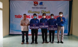 Trao vốn khởi nghiệp cho thanh niên