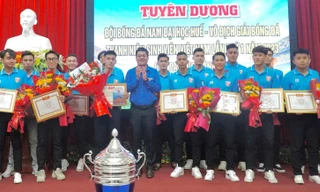 Tỉnh Đoàn TT-Huế tuyên dương đội bóng đá Đại học Huế