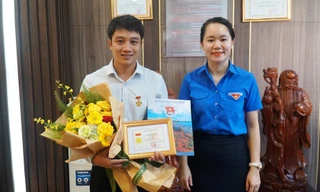 Trao huy hiệu 'Tuổi trẻ dũng cảm' tặng thanh niên cứu cô gái đuối nước