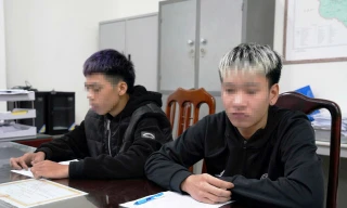 Con 'diễn xiếc' xe mô tô bằng một bánh, bố bị công an mời làm việc