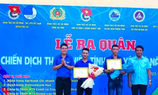 Trao huy hiệu Tuổi trẻ dũng cảm cho cán bộ Đoàn xả thân cứu người 