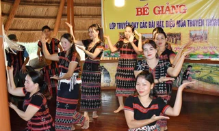 Truyền dạy các điệu múa truyền thống của đồng bào Cơ Tu tỉnh TT-Huế