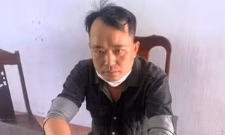 Chém 2 người trọng thương, trên đường bỏ trốn dừng lại rút tiền thì bị bắt