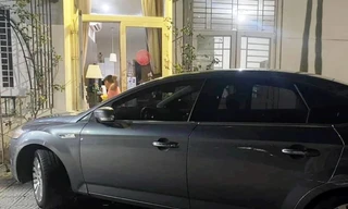 Cán bộ Sở Nội vụ bị ‘tố’ thách dân sau khi nhận phản ánh đỗ xe chặn lối đi